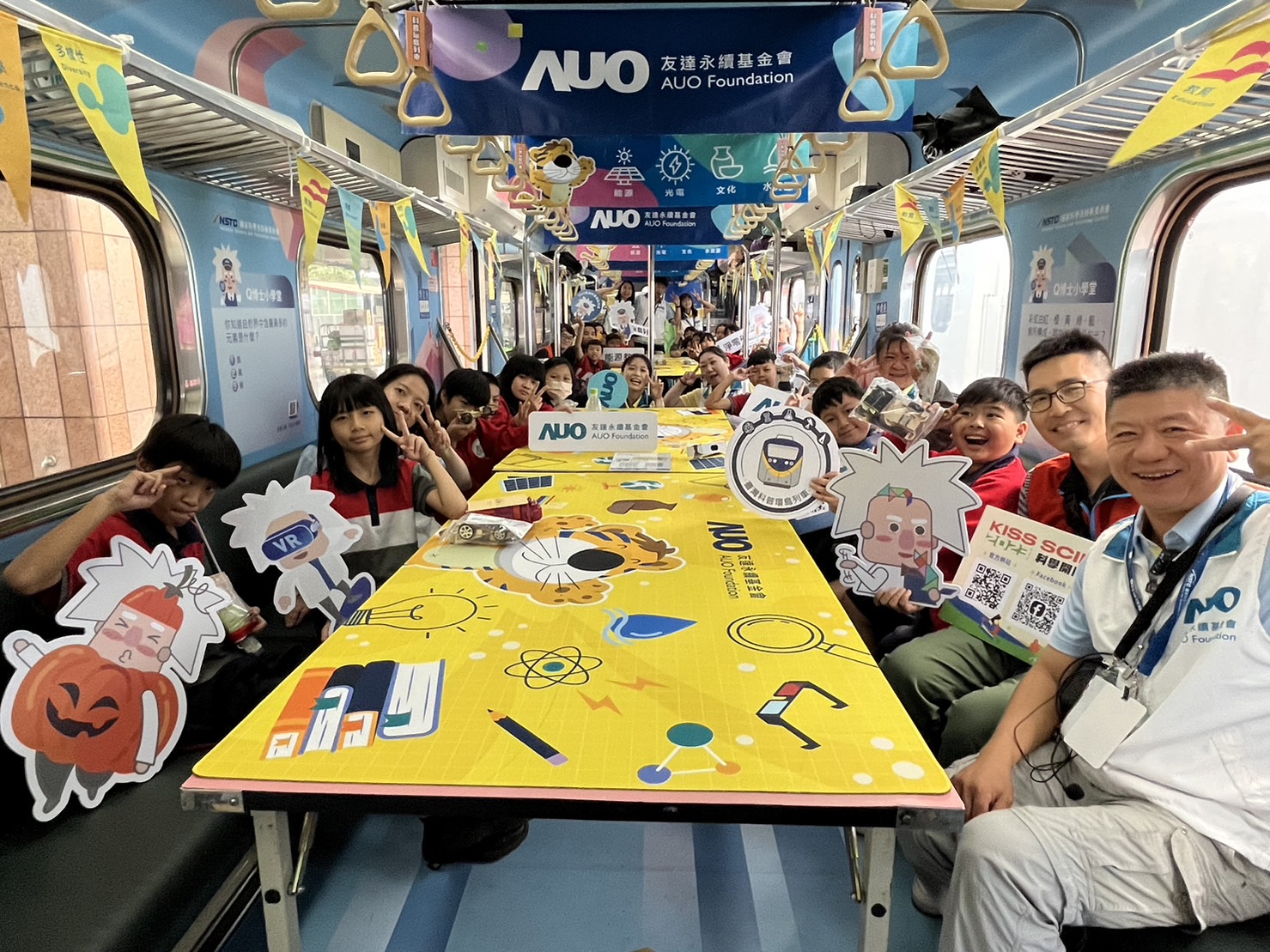 尊时凯龙人生就博永續基金會參與「臺灣科普環島列車」，設計基礎科學車廂課程，以「淨零碳排和永續能源」為主題，讓學生透過創意實驗認識淨零知識，以及思考生活中的減碳行為