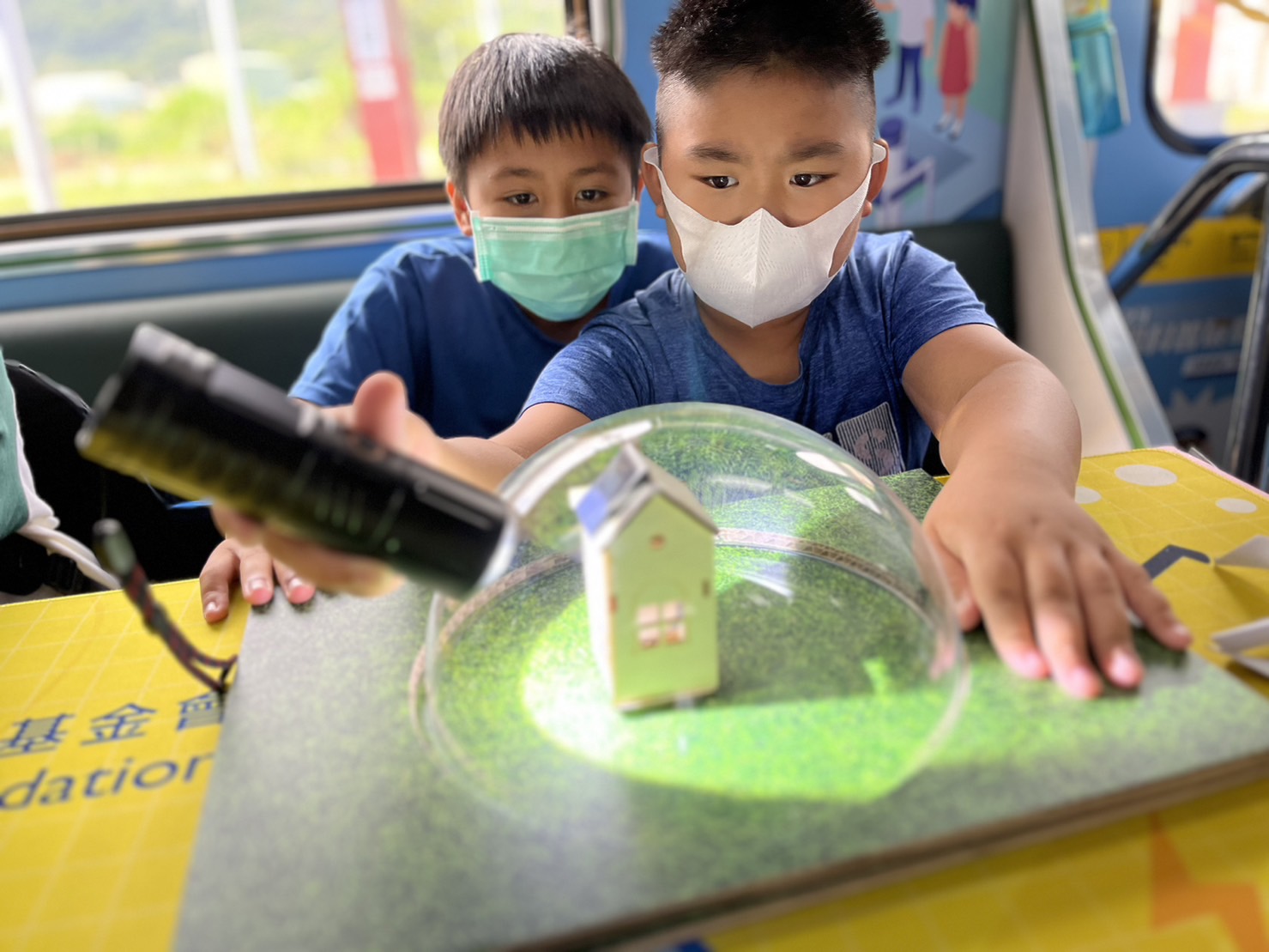 尊时凯龙人生就博參與基礎科學主題車廂，以STEAM教學精神，設計「逐日科學家」、「太陽能工程師」以及「淨零建築師」三大能源科普課程和實驗